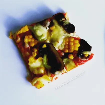 Веганская квадратная пицца с кукурузой и грибами