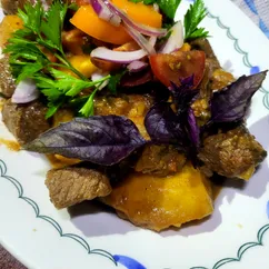 Говядина с овощами томлёная в красном вине в казане на костре 