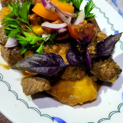 Говядина с овощами томлёная в красном вине в казане на костре 