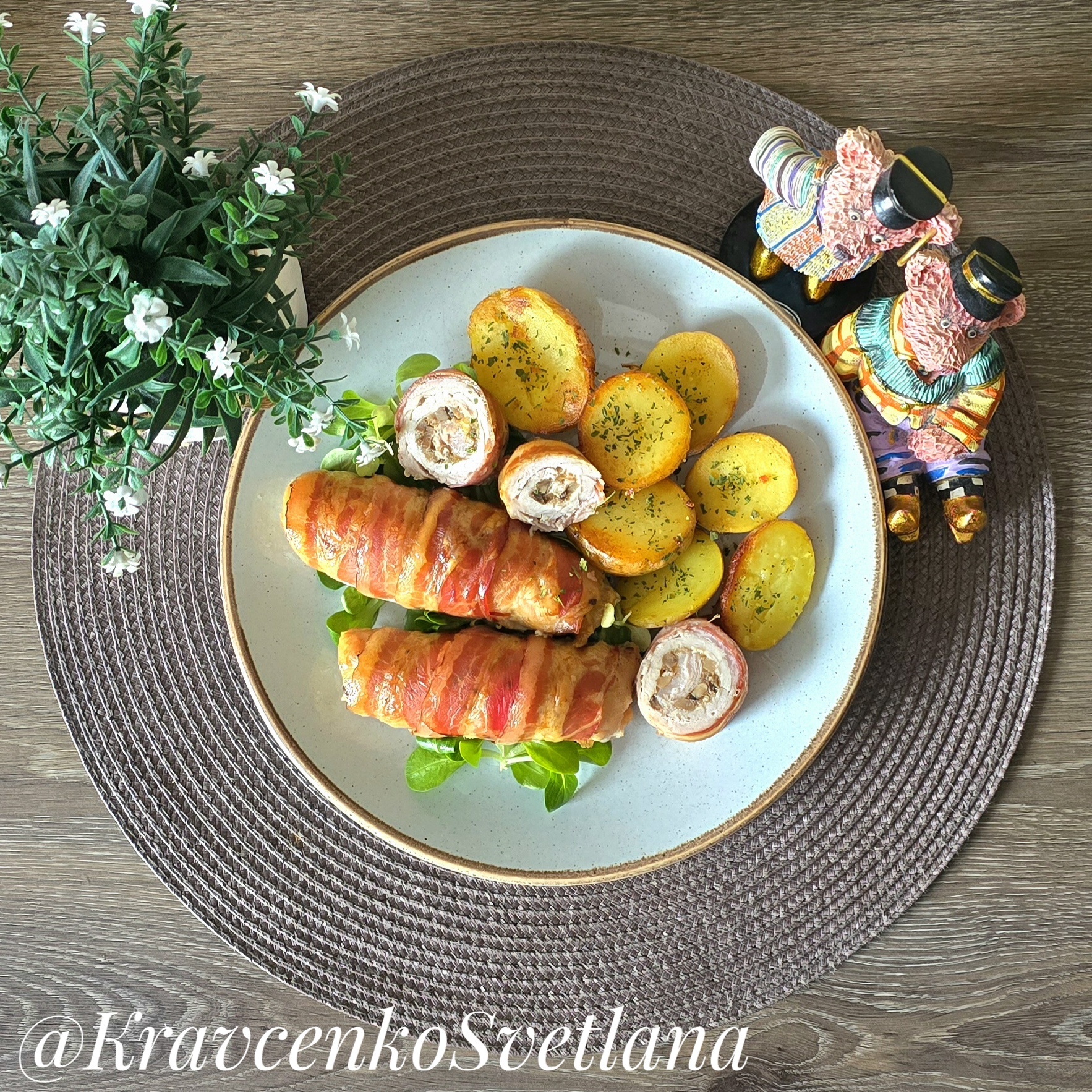 Мясные рулетики с грибами и сыром запеченные в беконе