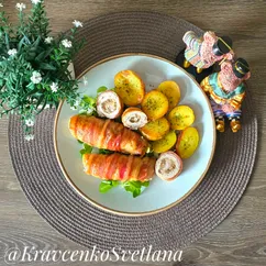 Мясные рулетики с грибами и сыром запеченные в беконе