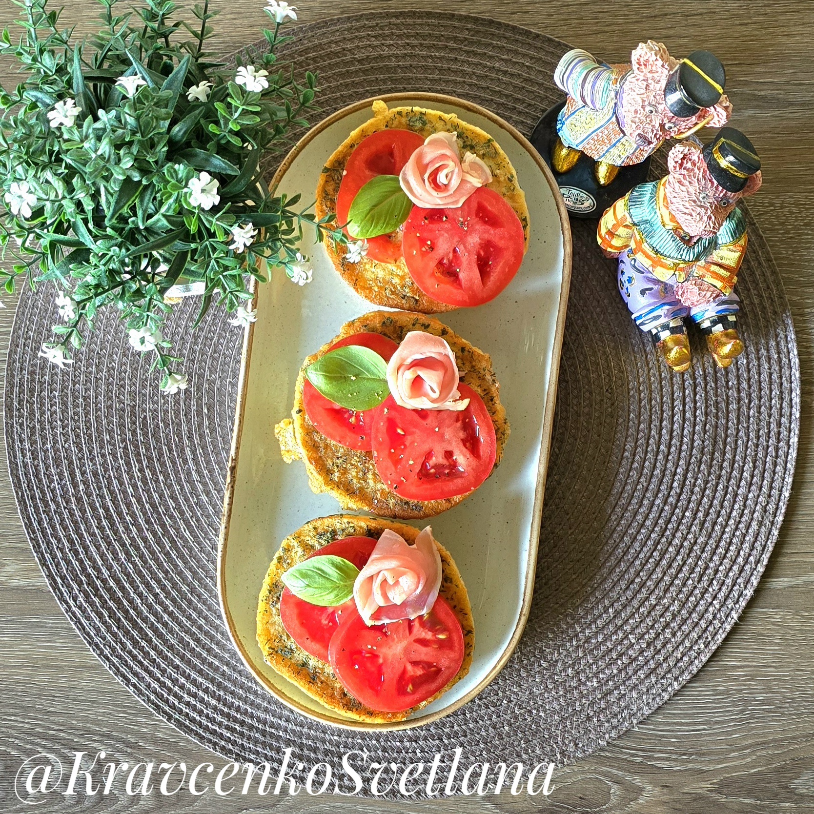 Гренки с помидорами и хамоном