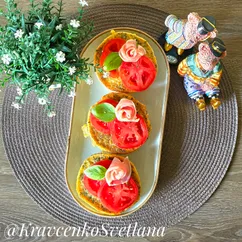 Гренки с помидорами и хамоном