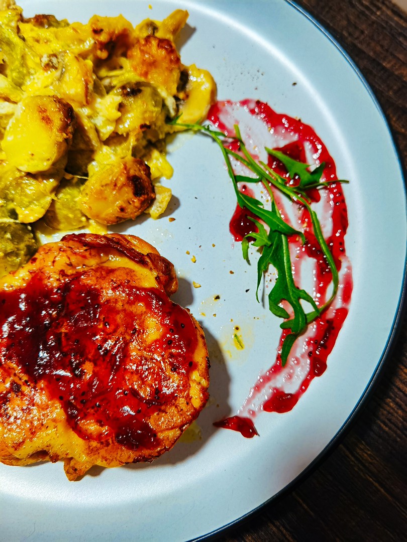 Запечённая брюссельская капуста с куриными бёдрышками в клюквенном соусе