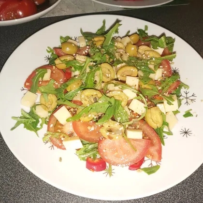 Салат с рукколой, помидорами и оливками