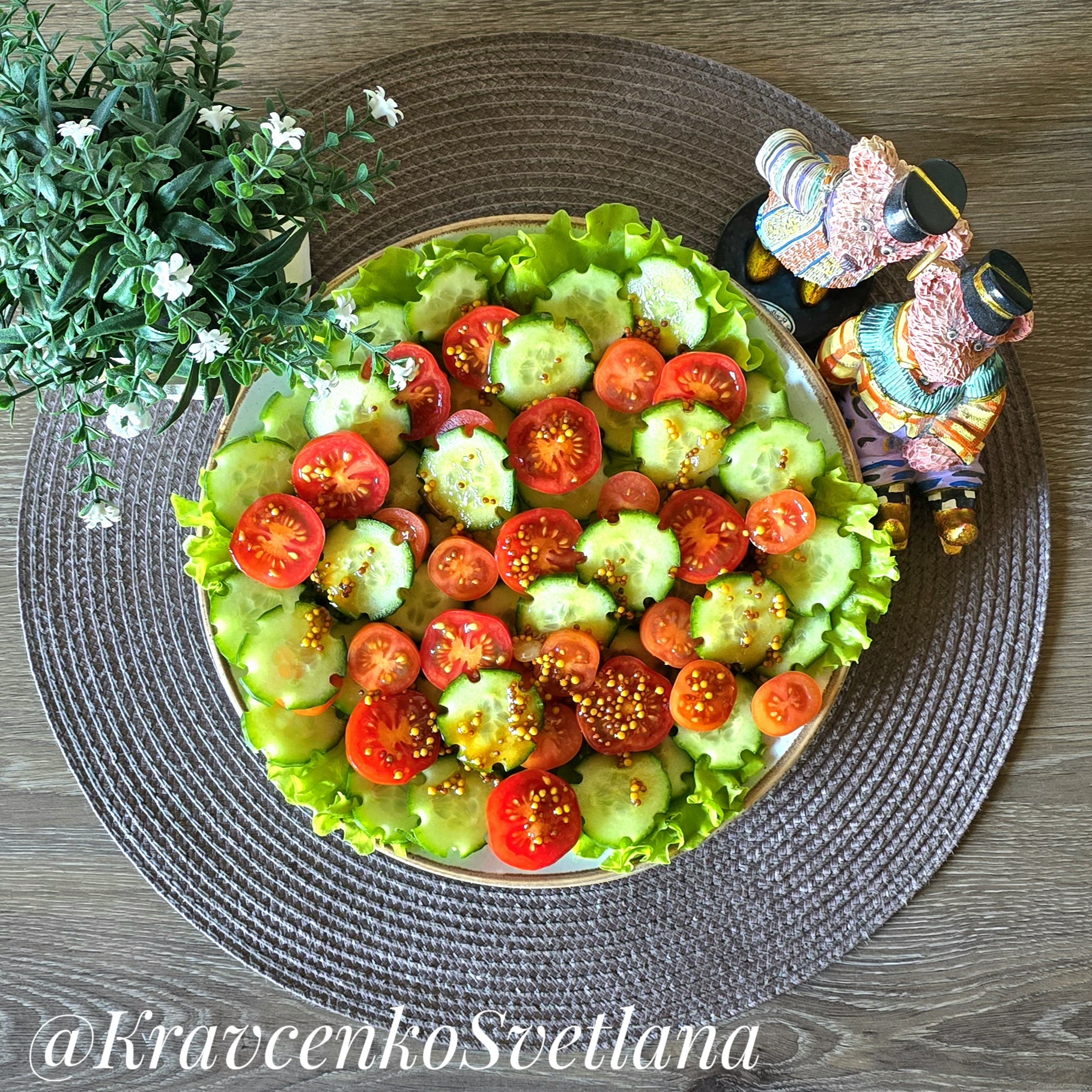 Салат с огурцом и помидорами черри