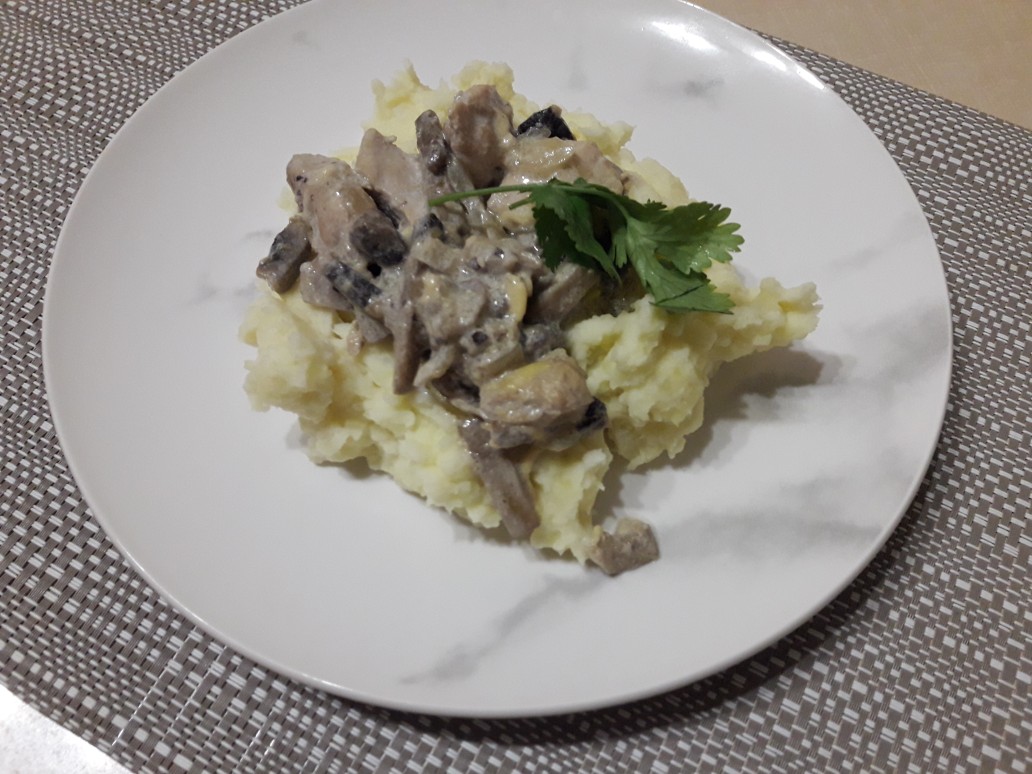 Курочка с грибами в сливках