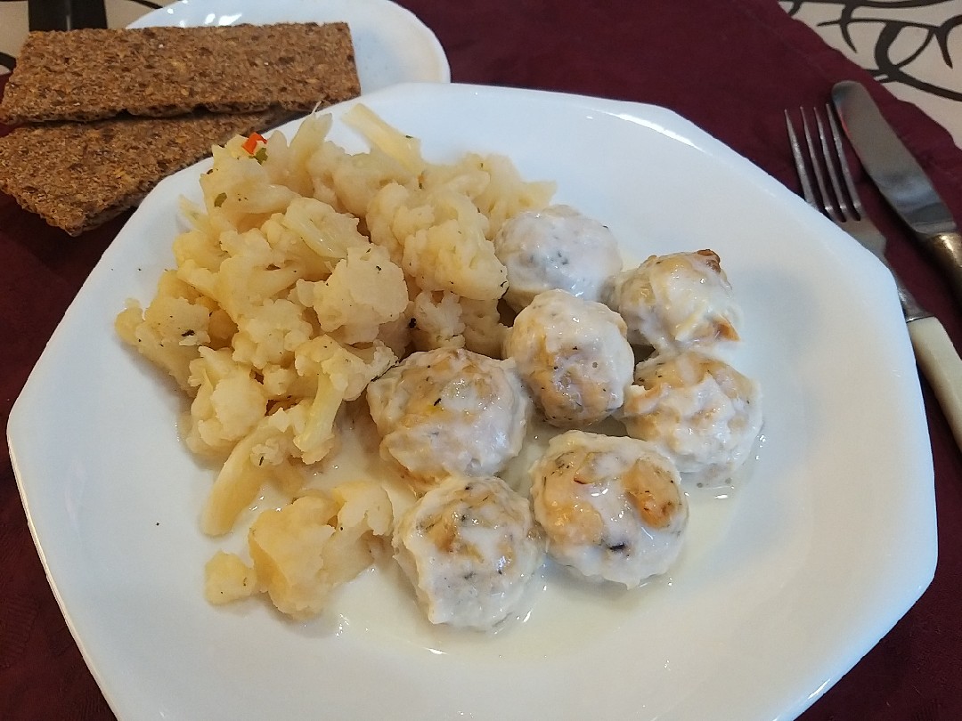 Куриные фрикадельки в молочном соусе с цветной капустой 🥛🥦