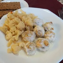 Куриные фрикадельки в молочном соусе с цветной капустой 🥛🥦