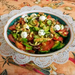 Салат овощной с авокадо, креветками и моцареллой