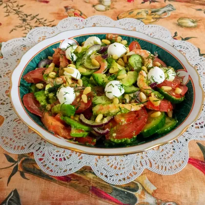 Салат овощной с авокадо, креветками и моцареллой