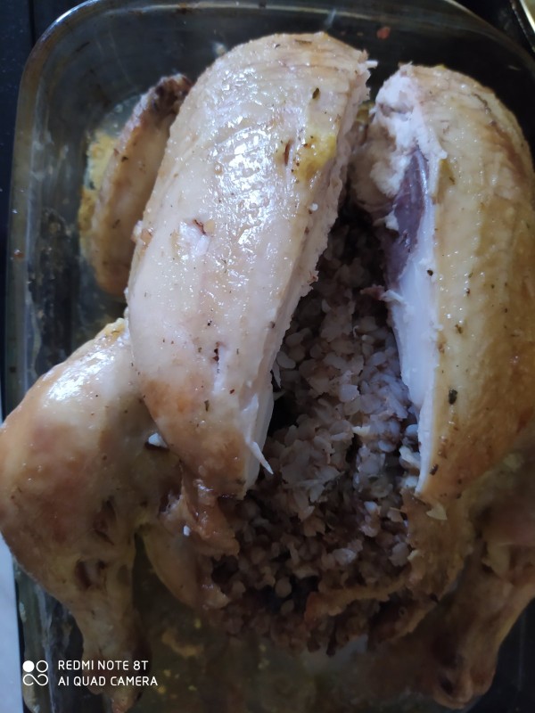 Курица в духовке, фаршированная гречкой и шампиньонами: рецепт - Лайфхакер