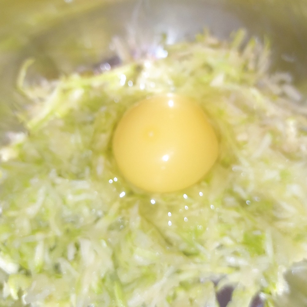 Просто натрите кабачки и добавьте яйца ! Жареные кабачки