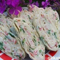 Рулет из лаваша с сыром и крабовыми палочками