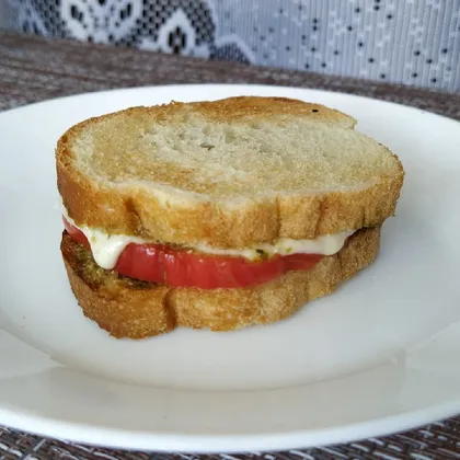 Горячий бутерброд с моцареллой, песто и помидоркой