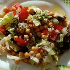 Салат с нутом и помидорами