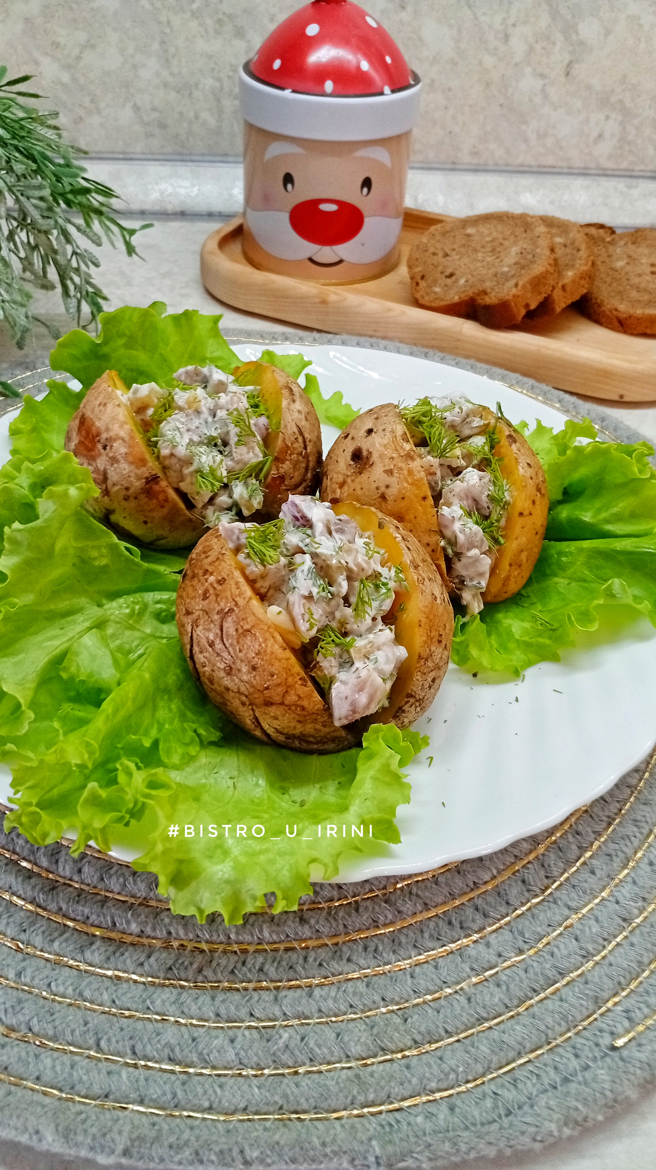 Печёный картофель с селедочным соусом