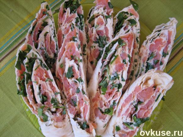 Рулет из лаваша с рыбой и зеленью