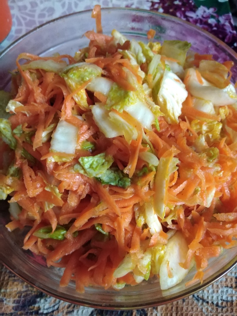 Простой салат из говядины, моркови и пекинской капусты