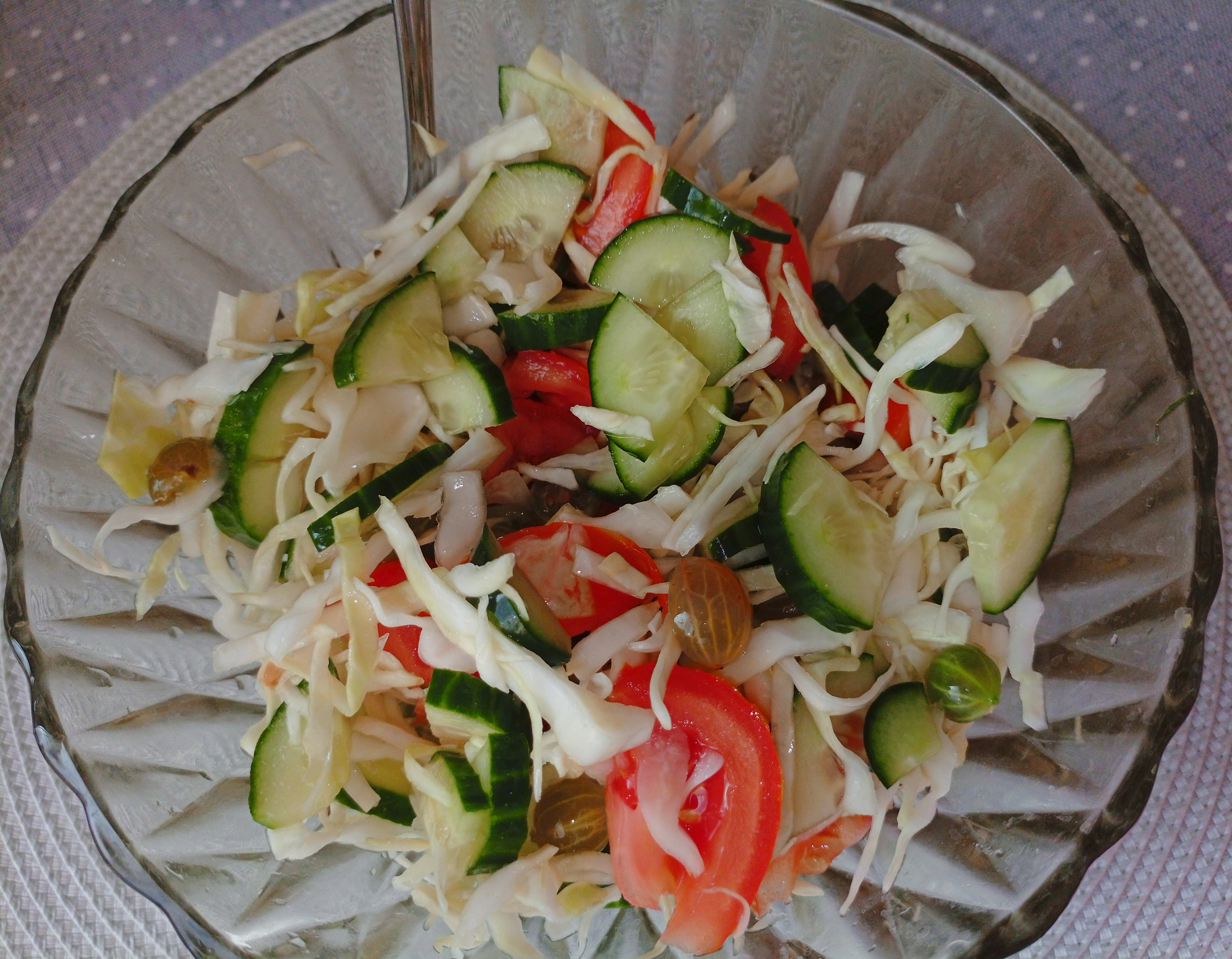 Витаминный салат с крыжовником