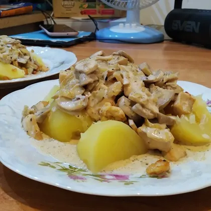 Картошка под сливочно-сырном соусом с луком и грибами