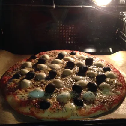 Пицца с моцареллой и оливками