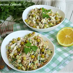 Салат с тунцом и зелёным горошком