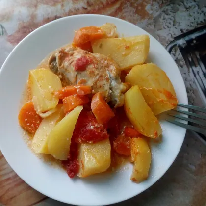 Картофель с мясом и маринованными помидорами
