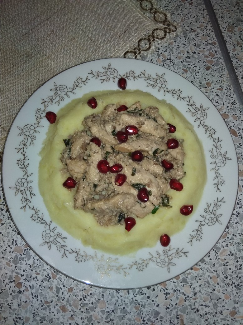 Вкусное куриное филе с орехами в сметанным соусе