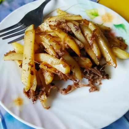 Жареная картошка с тушёнкой на сковороде