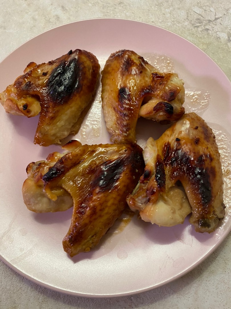 Куриные крылья, запечённые в соусе из мёда и кетчупа