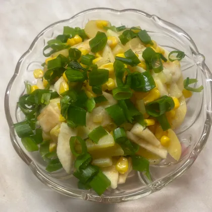 Картофельный салат с кукурузой и яблоком