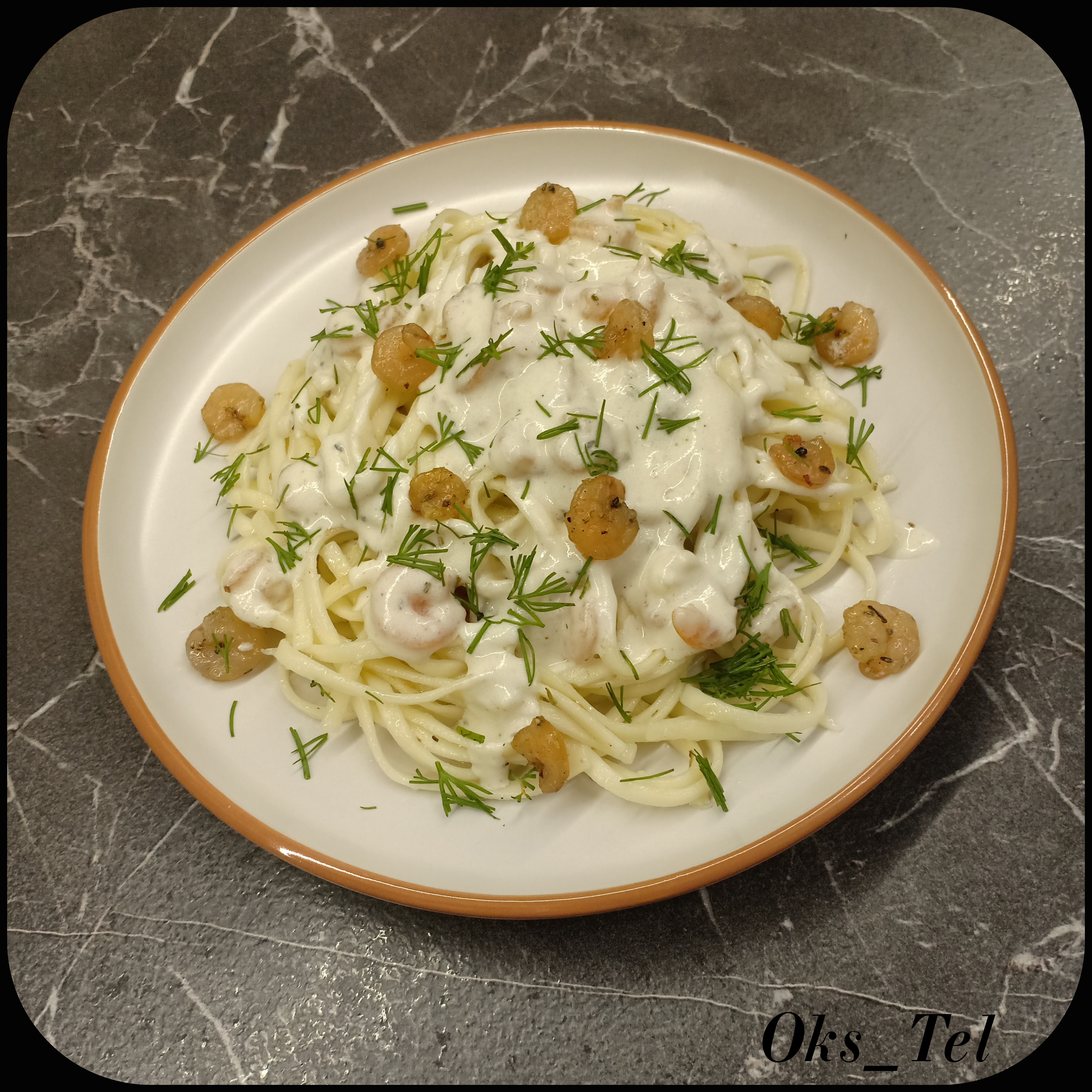 Удон с креветками в сливочном соусе на белом вине