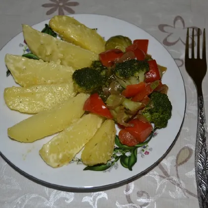 Тёплый овощной салат с нежной чесночной картошечкой