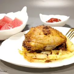 Куриные бедрышки на капустной подложке