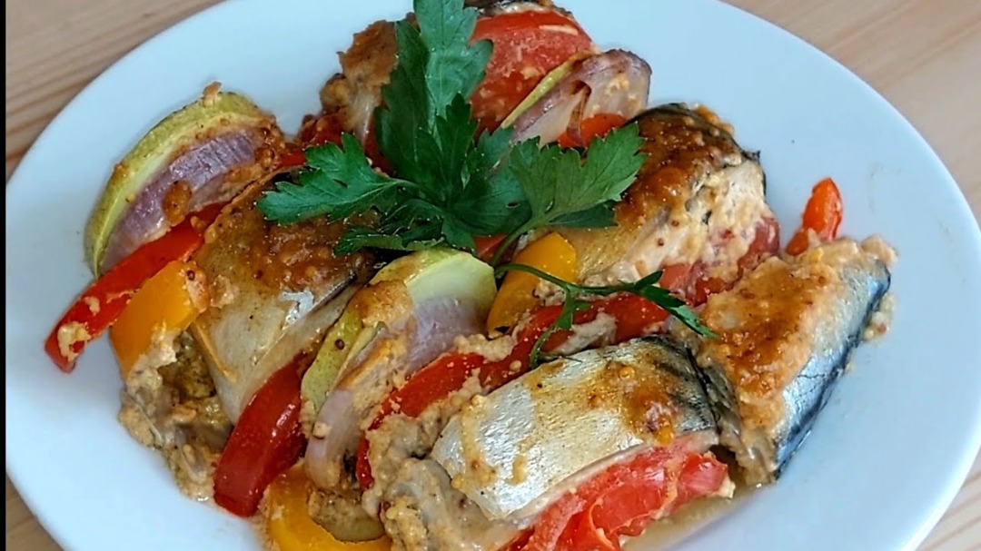 Запекаем вкусную скумбрию в рукаве с кабачком и другими овощами под очень вкусным соусом!