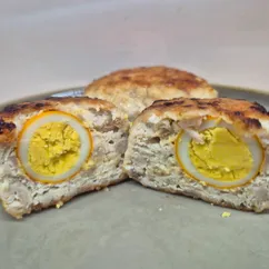 Котлета куриная с копченым перепелиным яйцом
