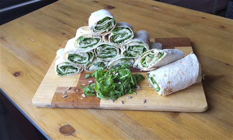 Рулет с творогом, рукколой и семечками