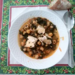 Garbanzos con cocochas de bacalao. Нут с треской