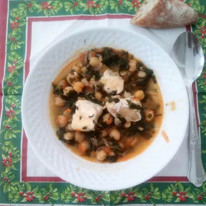 Garbanzos con cocochas de bacalao. Нут с треской