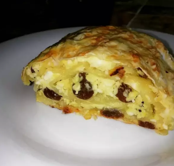 Рулет с творогом и изюмом