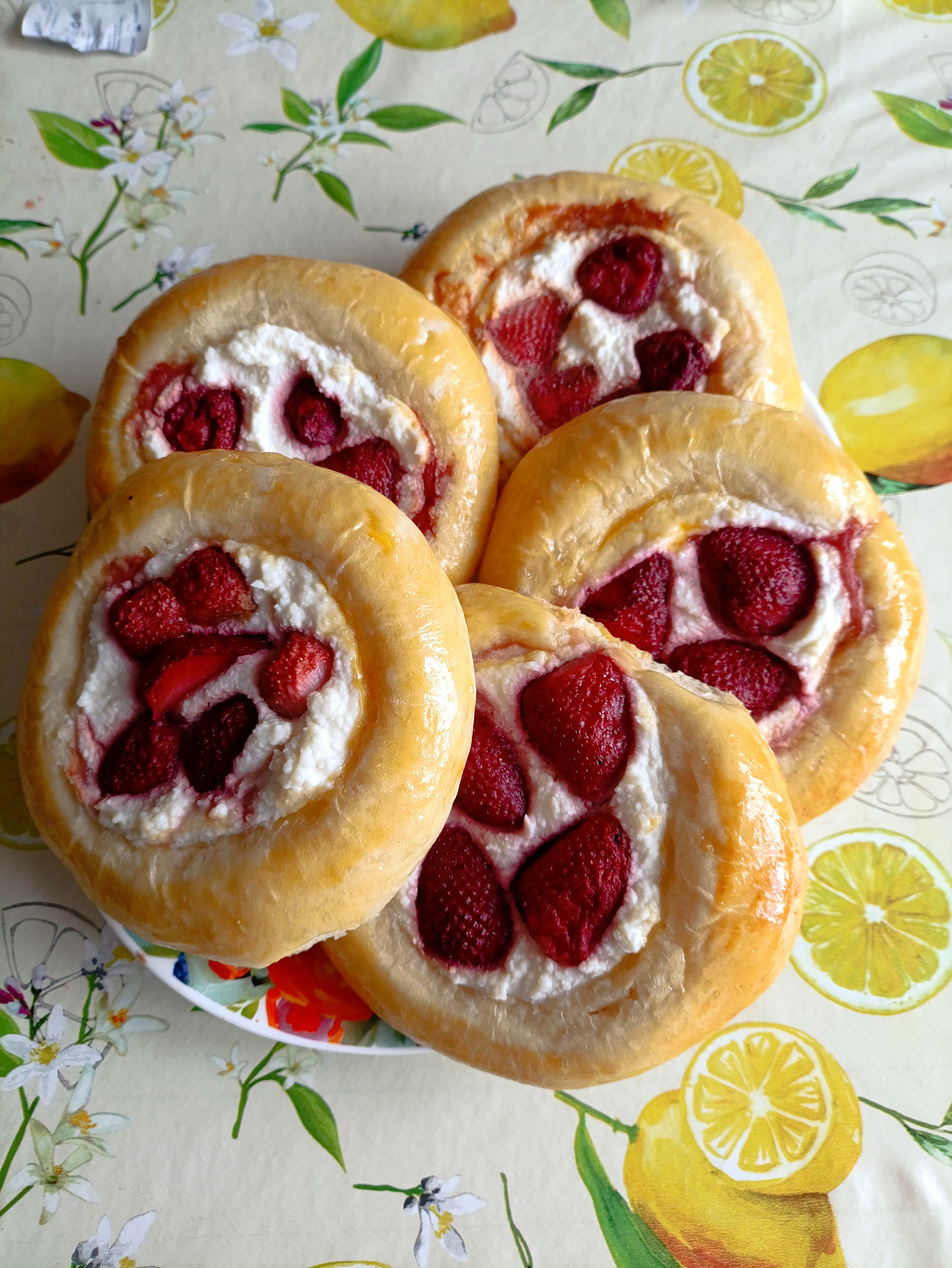 Булочки с творожной начинкой и клубникой 🍓