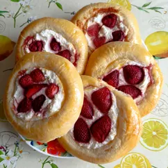 Булочки с творожной начинкой и клубникой 🍓