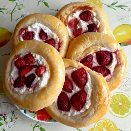 Булочки с творожной начинкой и клубникой 🍓
