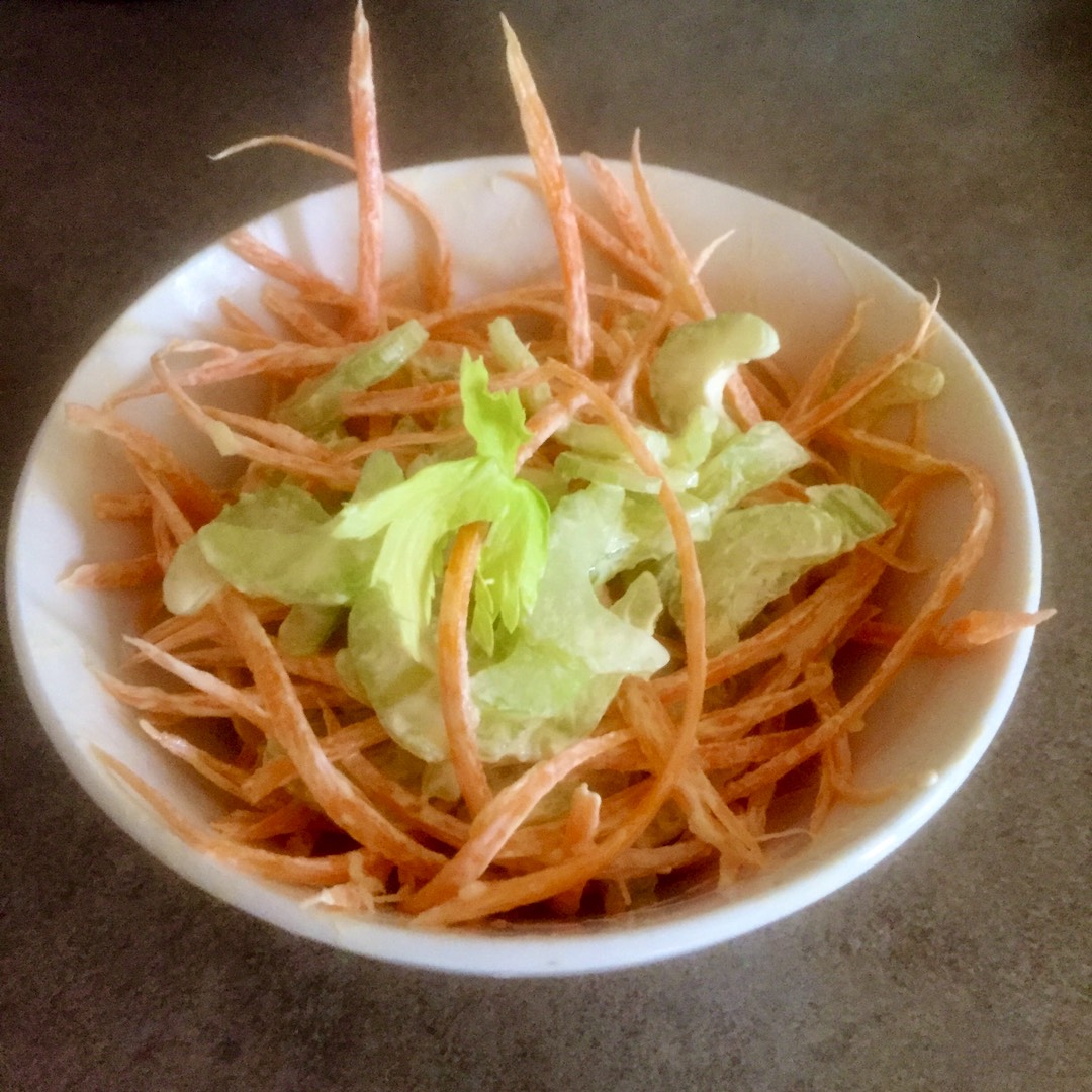 10 освежающих салатов с сельдереем - Лайфхакер