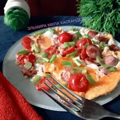 Яичница с сосисками и помидорами черри