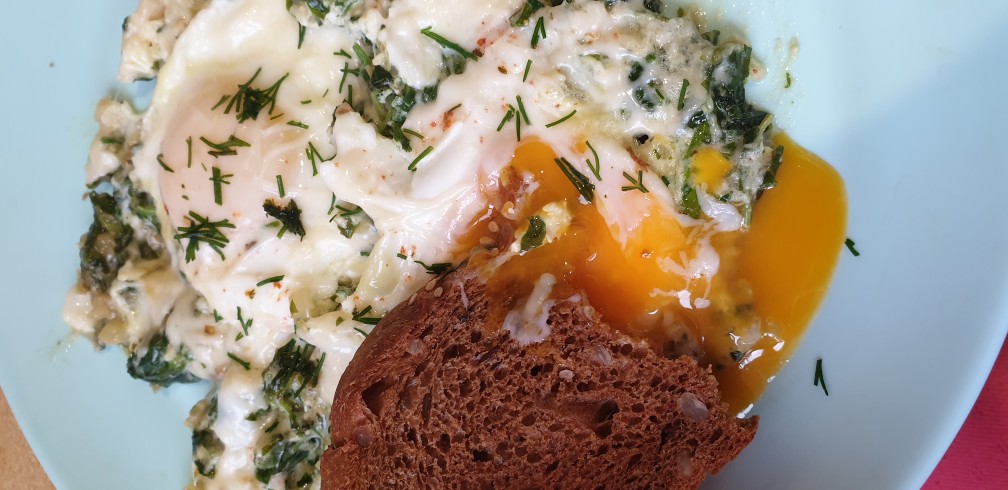 Яичница со шпинатом