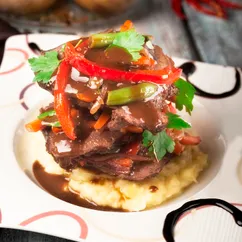 Щёчки говяжьи в винном соусе с овощами.Beef cheeks in wine sauce with vegetables. #кулинарныймарафон