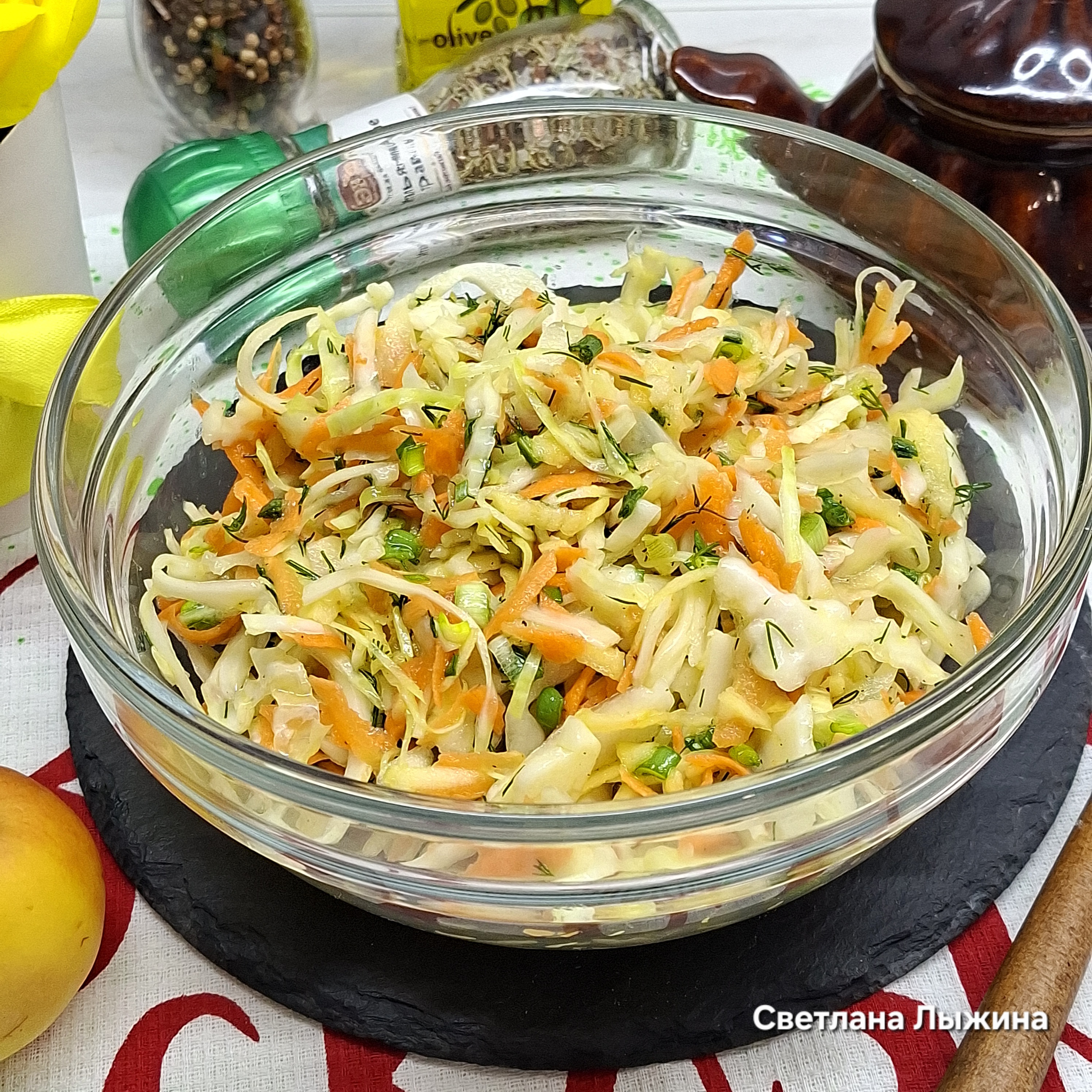 Постный салат из свежей капусты с яблоком