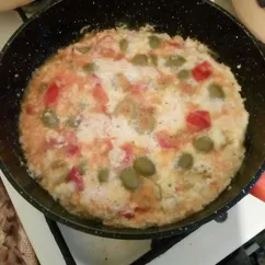 Летний омлет с помидорами, сыром и оливками